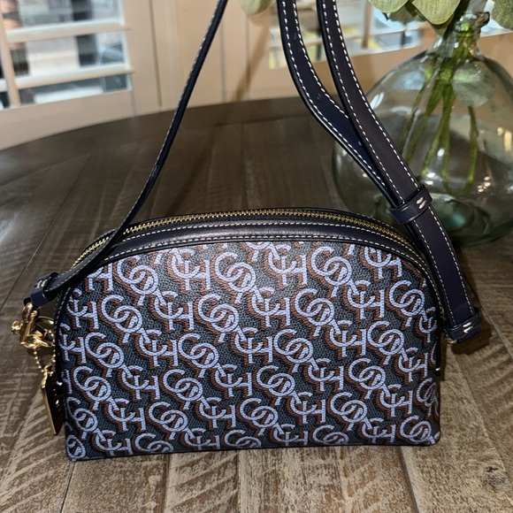 ๐Like New, Coach navy signature dome crossbody/ matching wristlet. - Picture 2 of 9